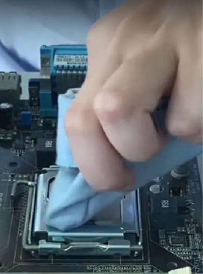 擦拭CPU的表面和散热片